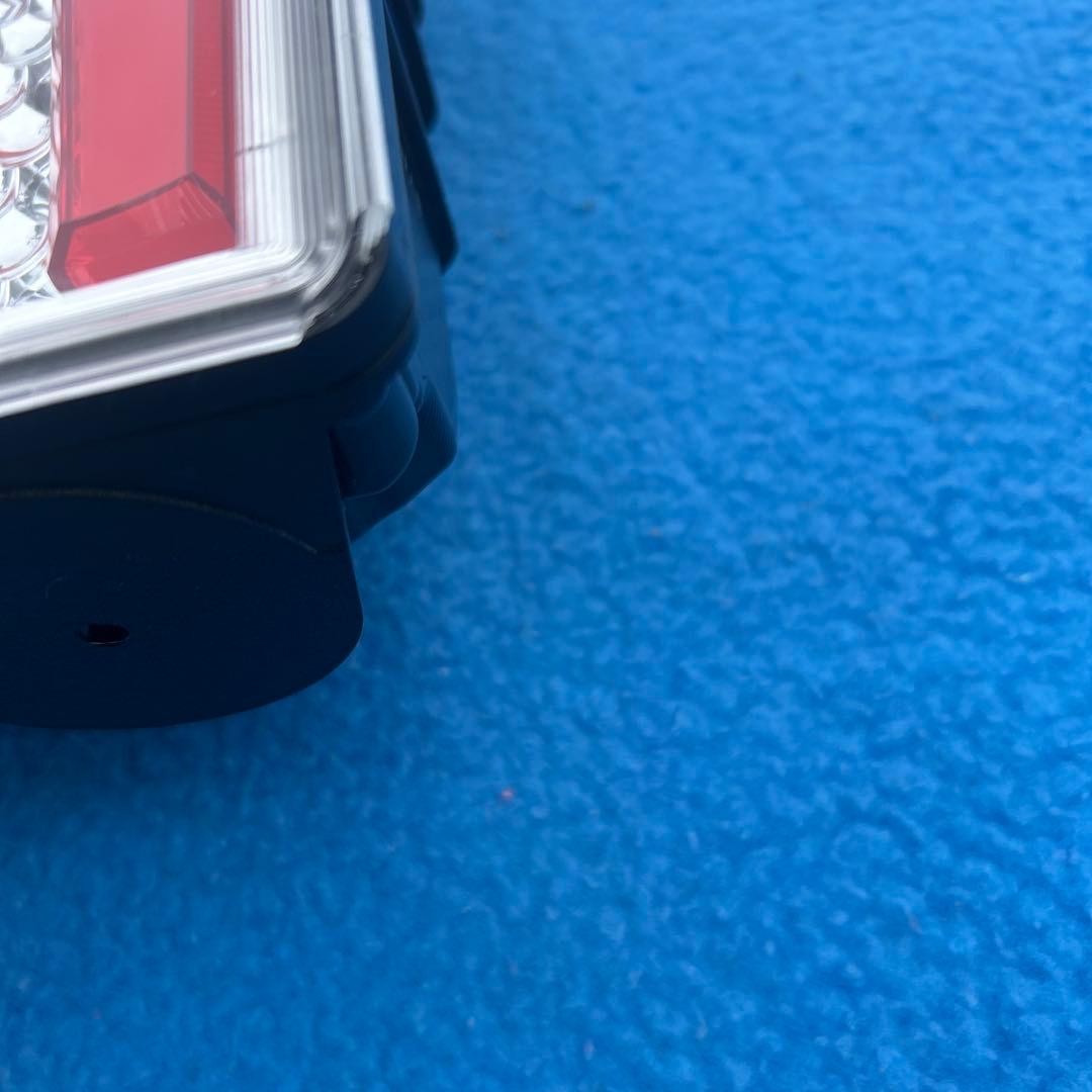 小糸LEDテールランプ 3連　新車外し　右のみ ノーマルターン　小欠け有り