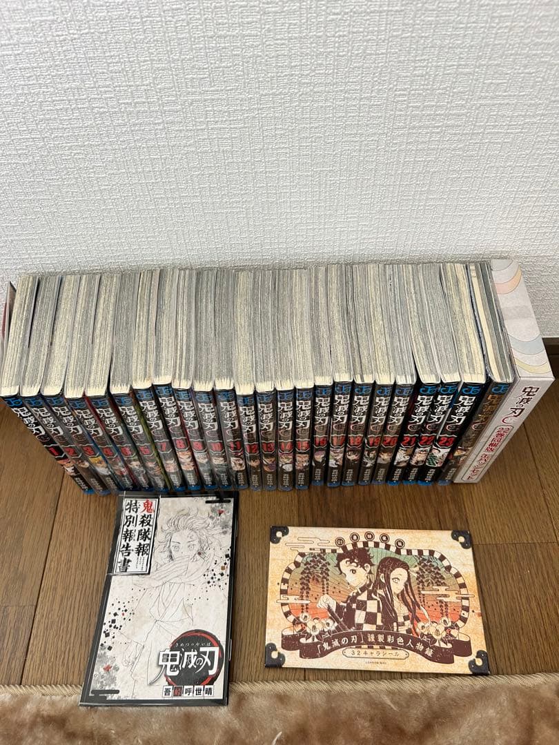 鬼滅の刃 全23巻セット＋鬼殺隊見聞録＋缶バッジ付【美品・お得セット】