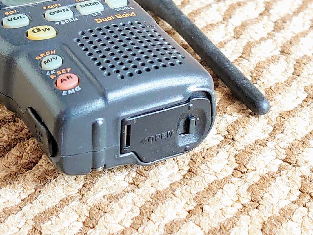 トランシーバー YAESU DUAL BAND FM TRANSCEIVER VX-1