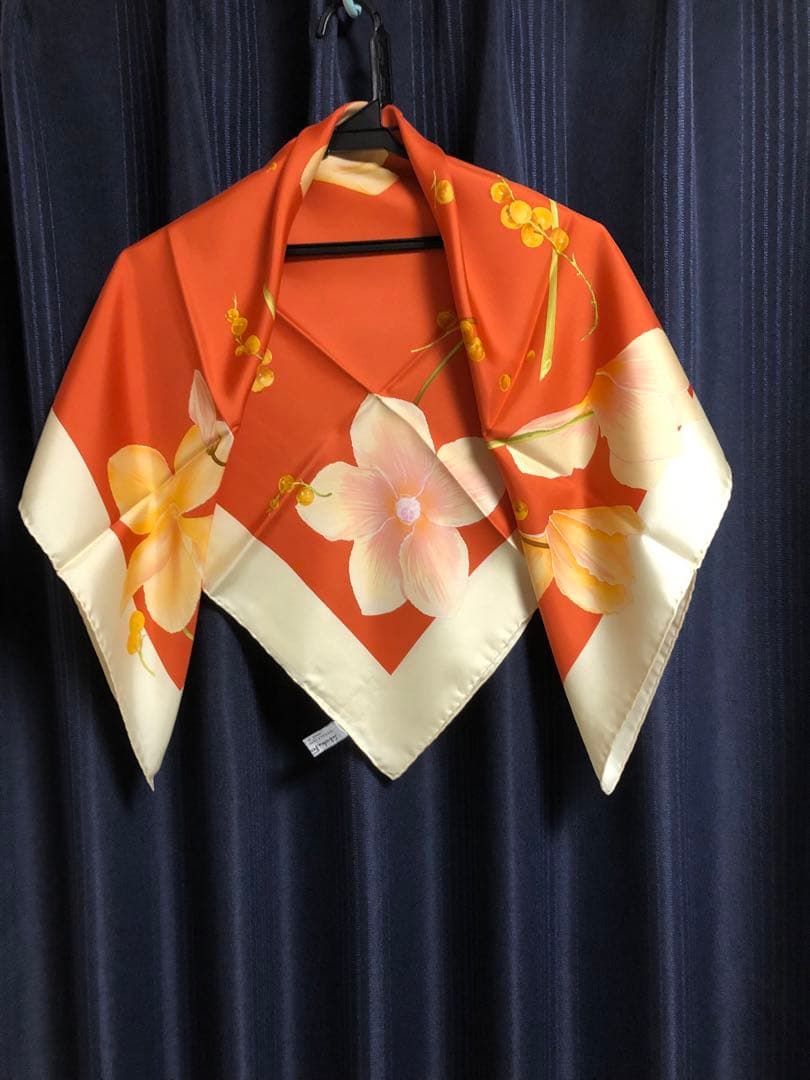 フェラガモ花柄シルクスカーフ