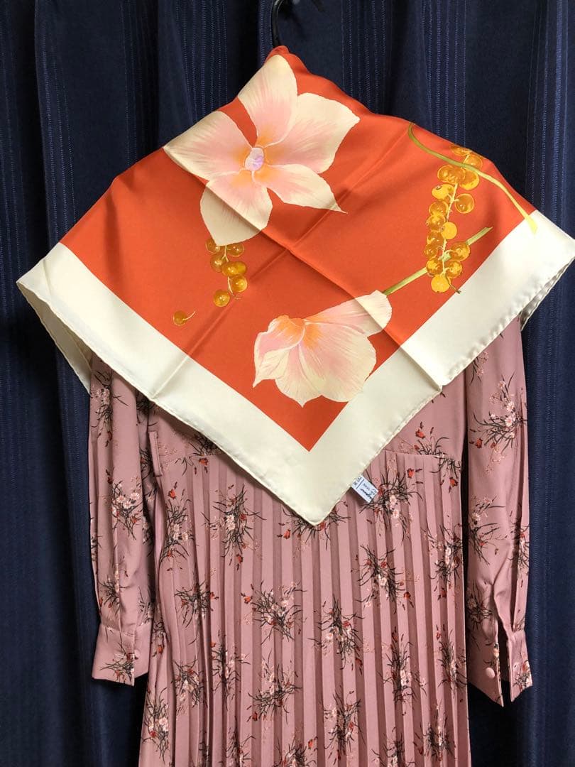 フェラガモ花柄シルクスカーフ