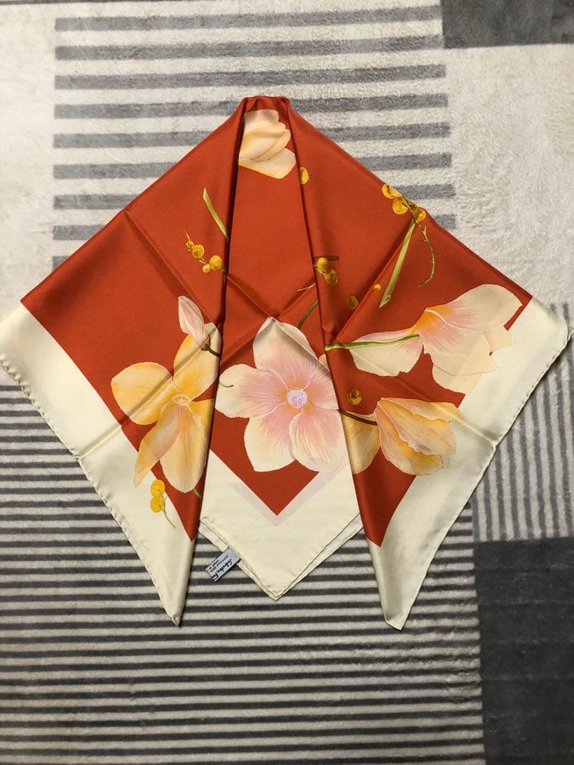 フェラガモ花柄シルクスカーフ