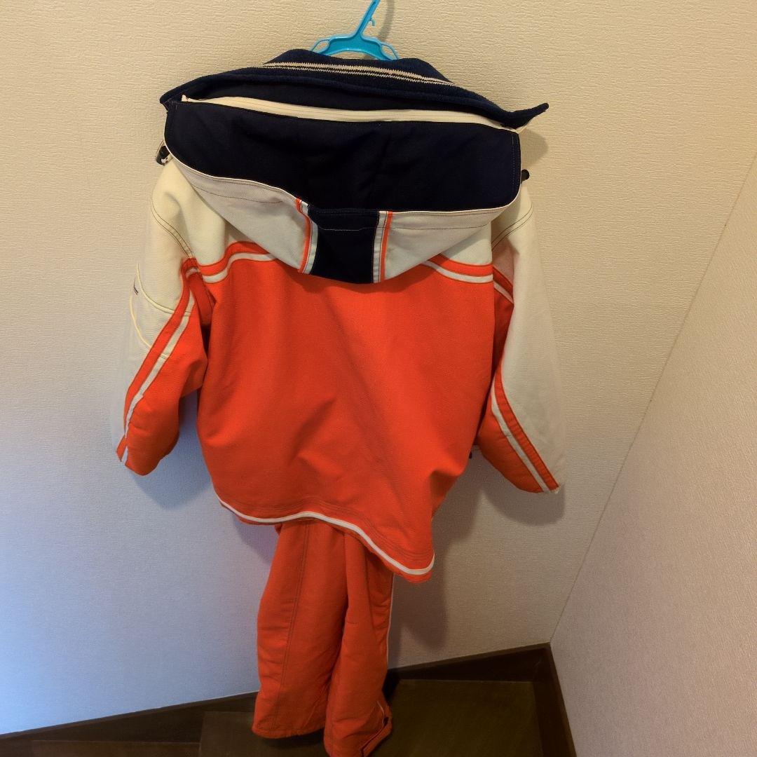 オレンジとホワイトのスキーウェア上下