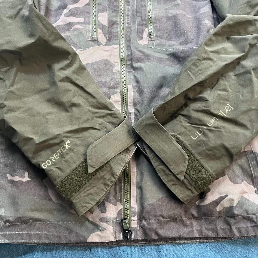 【AK】Burton M 2L SWASH JK　M スノボウェア　カモ 迷彩