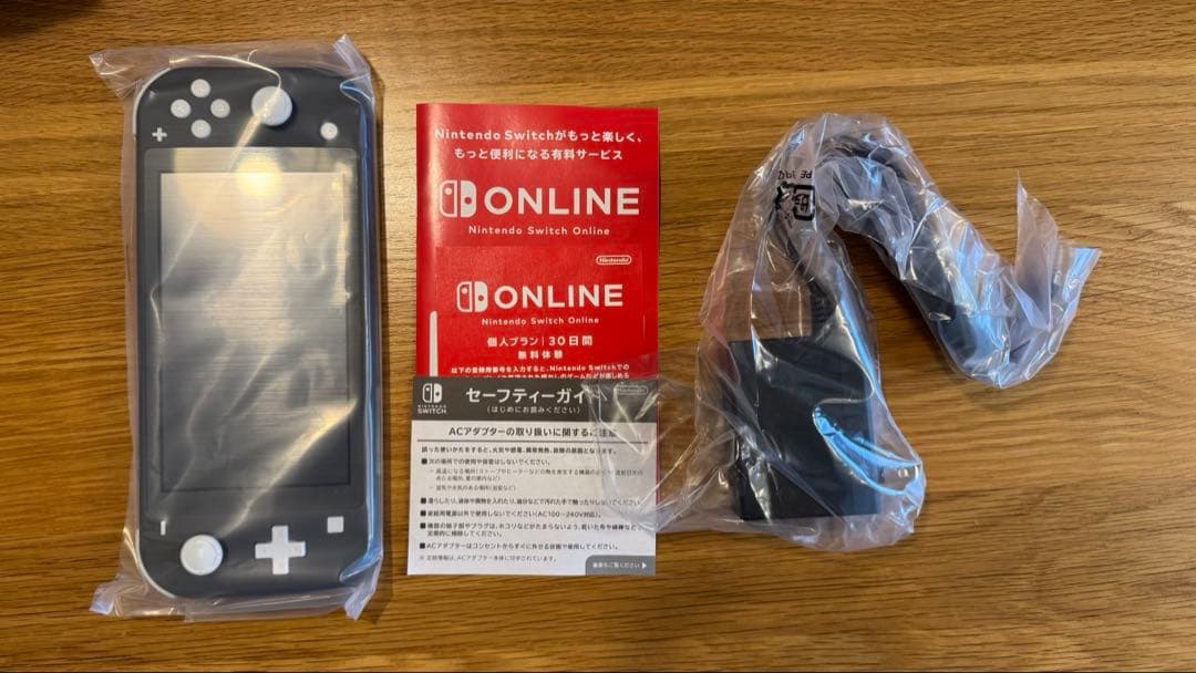 新品同様 ニンテンドー Switch Lite 本体 ＋ゼノブレイドクロス