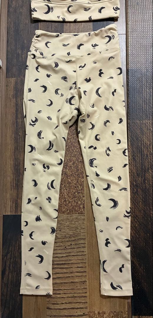 新品同　emmi yogaエミヨガ　レギンス　ベージュ×ムーン柄　ペイントタッチ