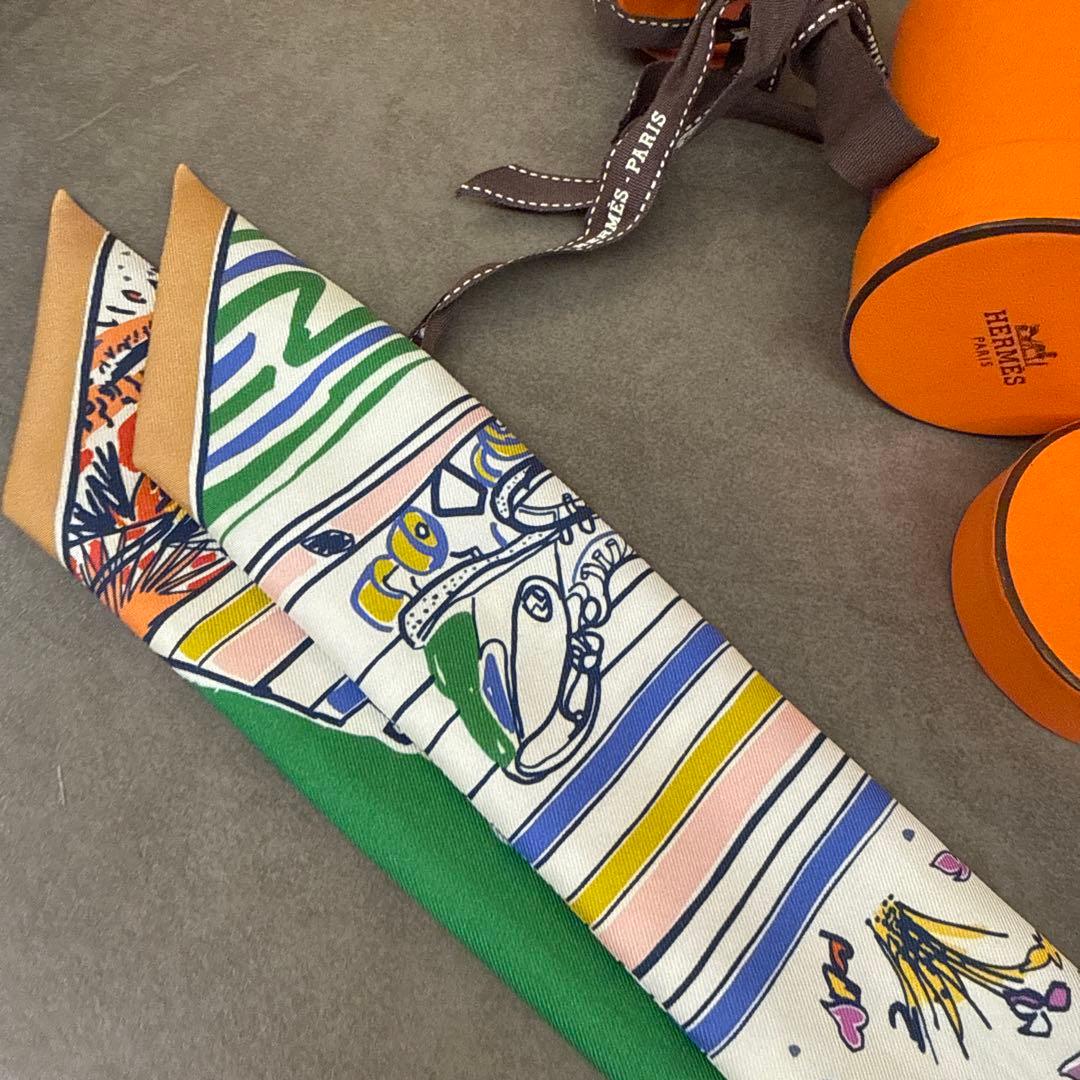 専用　HERMÈS カラフルアートスカーフ＋シャネルブローチ