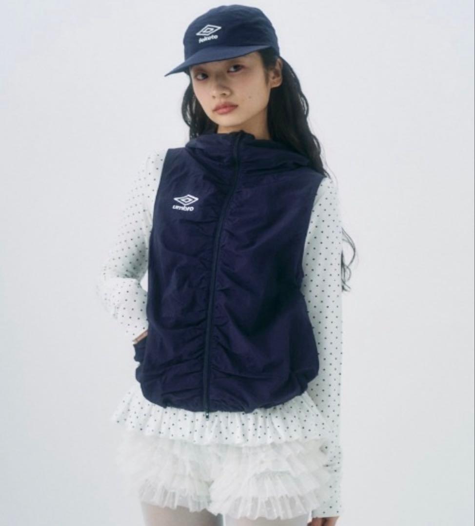 【umbro×fekete】ギャザーフーディーベスト