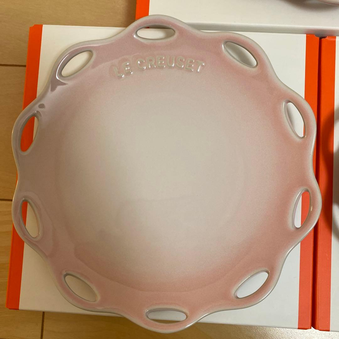 ルクルーゼ フルールレースプレート25cm.19cm3枚セット新品箱付き