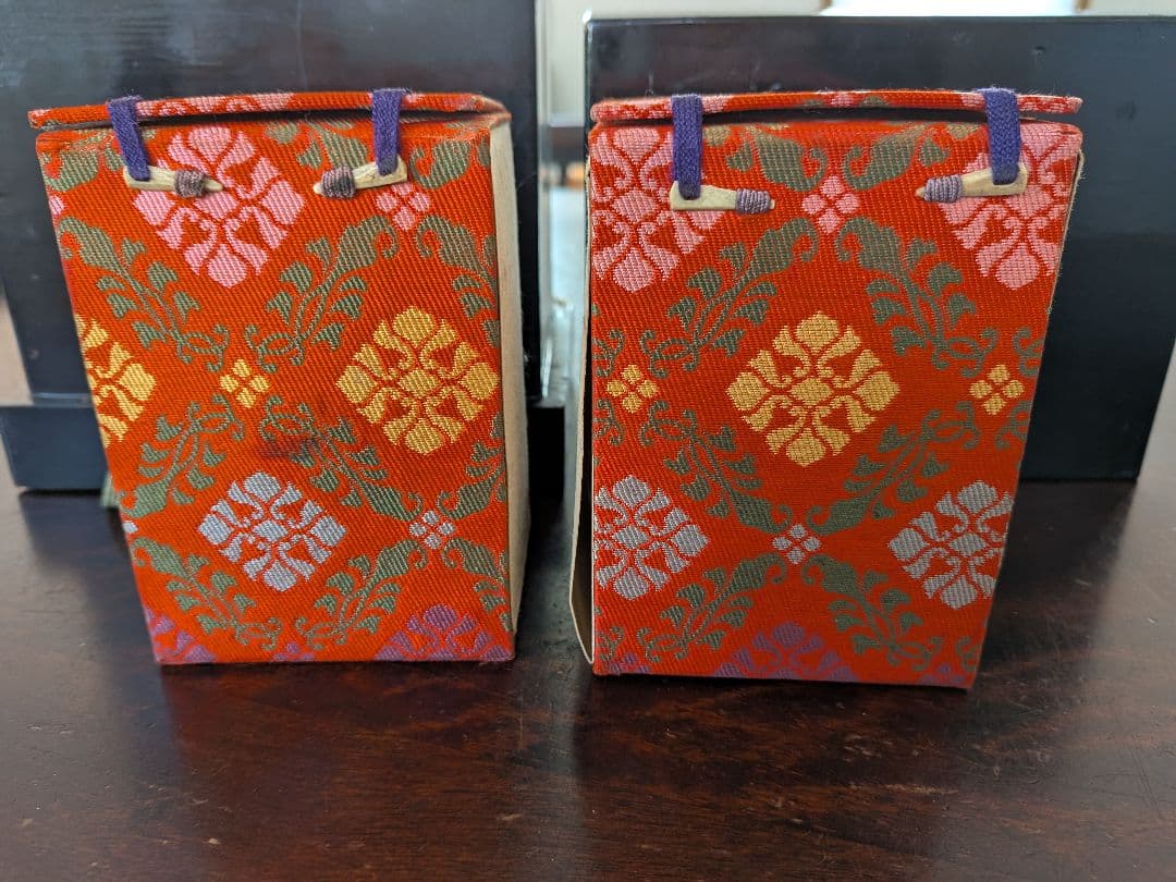 ヴィンテ−ジ　小倉百人一首　家紋黒塗り木箱入り　金箔風仕立 年代物