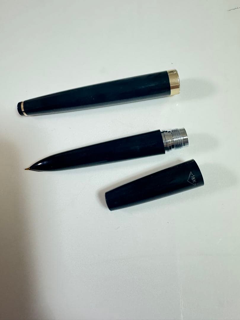 黒いキャップ式万年筆 18Kゴールド細字