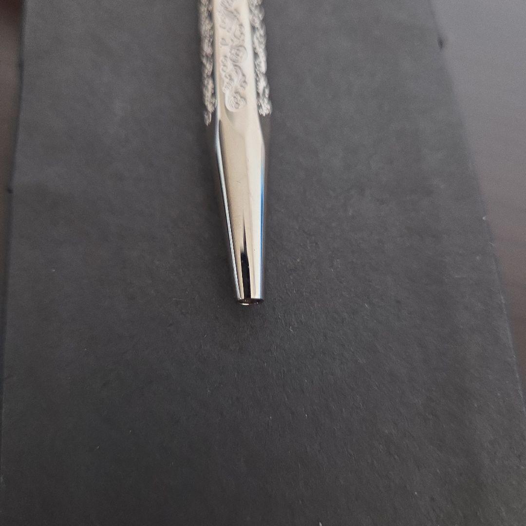 CARANDACHE 装飾的なシルバーのボールペン