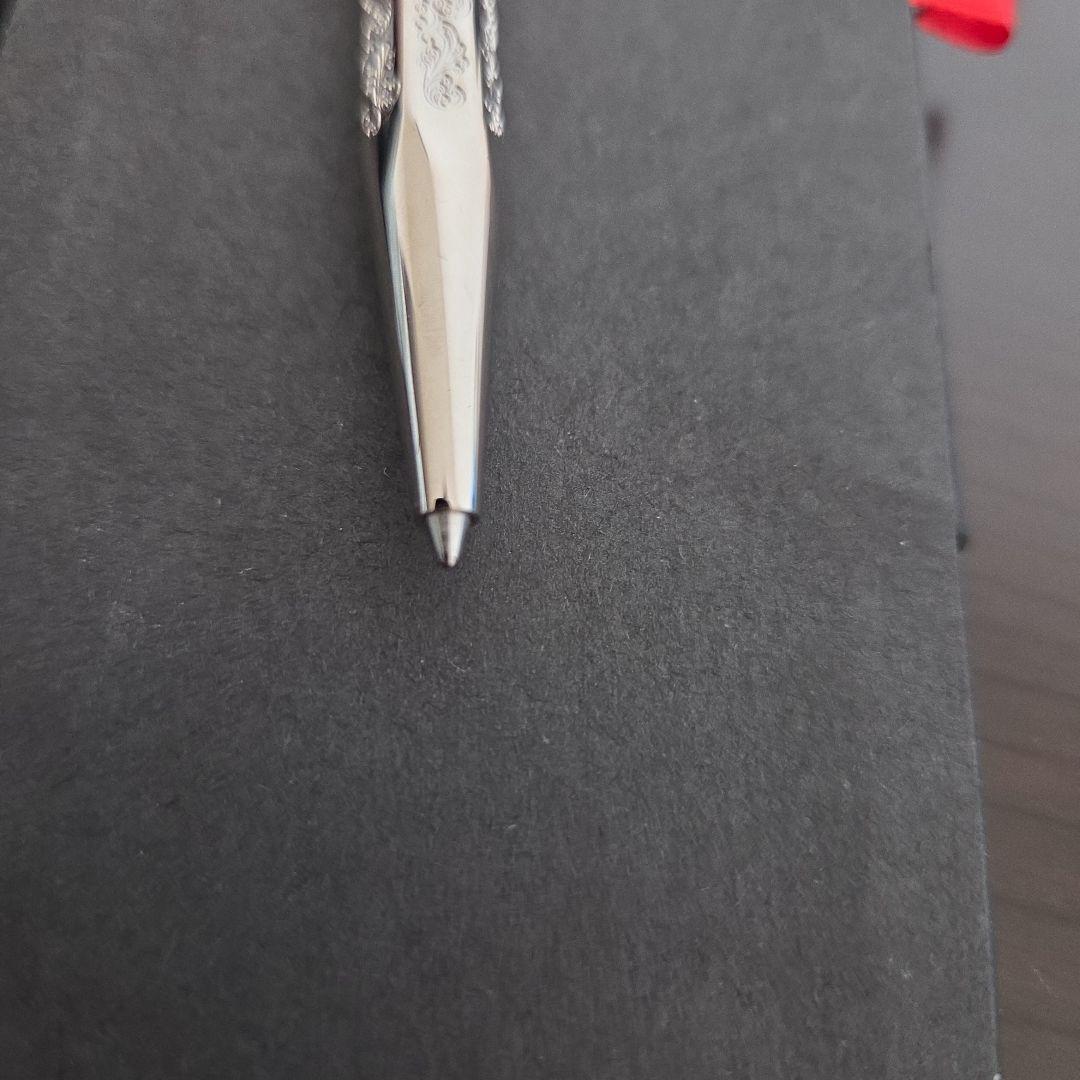 CARANDACHE 装飾的なシルバーのボールペン