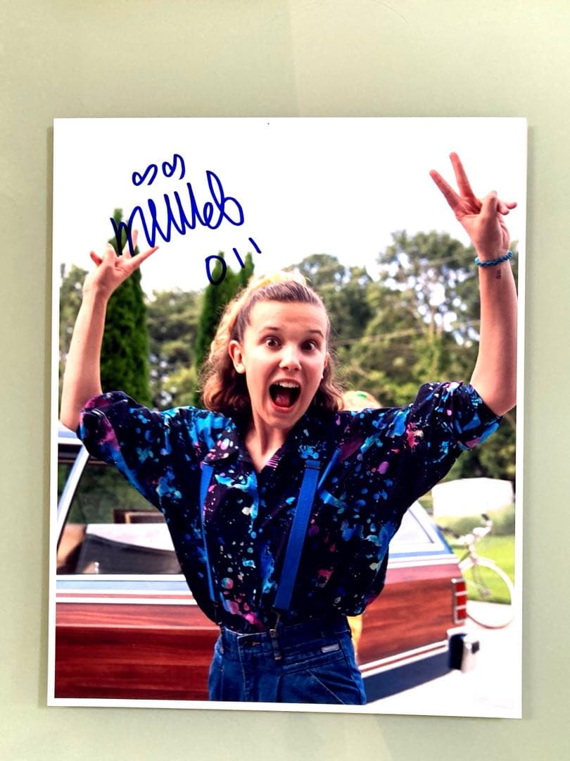 ミリー・ボビー・ブラウン直筆サイン入り超大型写真…