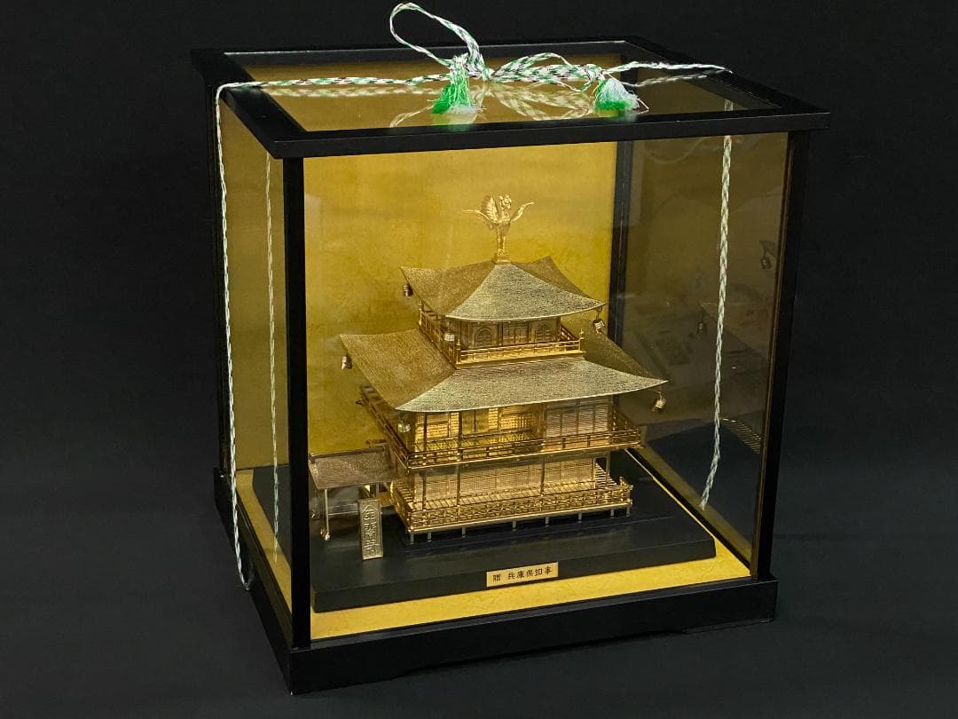 金閣寺の置物（ガラスケース付き）
