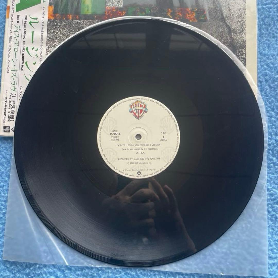 a-ha「ハンティング・ハイ・アンド・ロウ」「ルージング・ユー」レコード2枚。