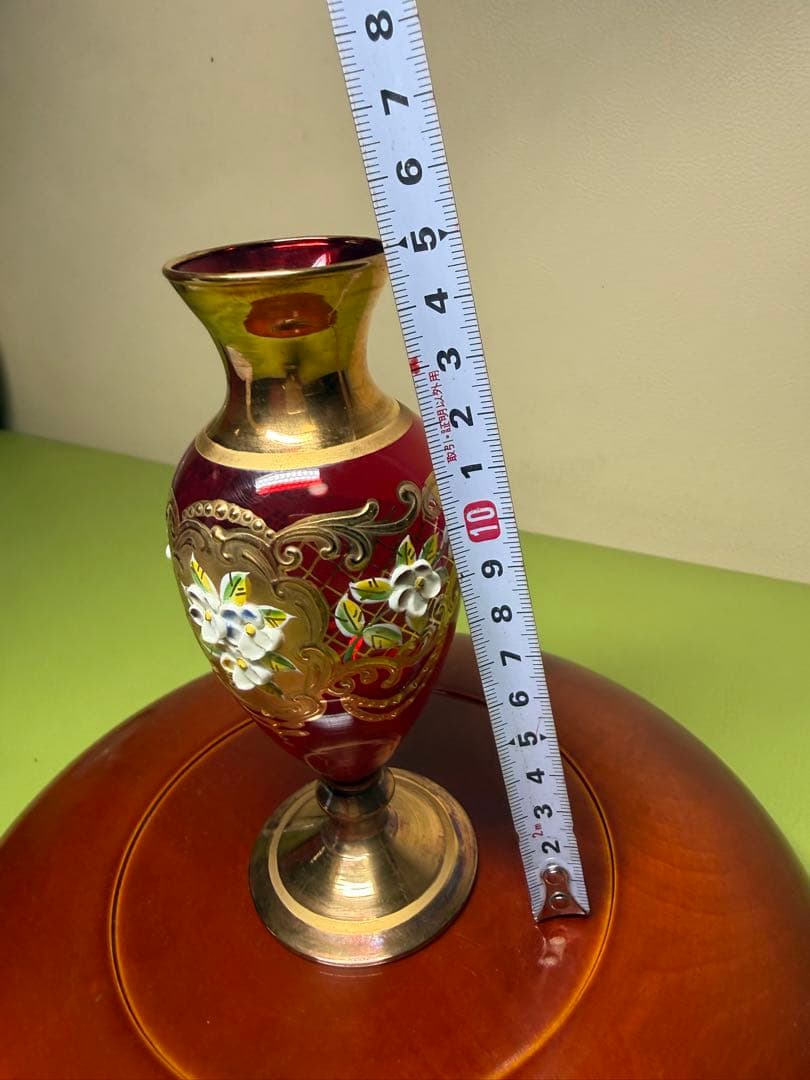 赤色と金色の装飾花瓶 高さ23cm