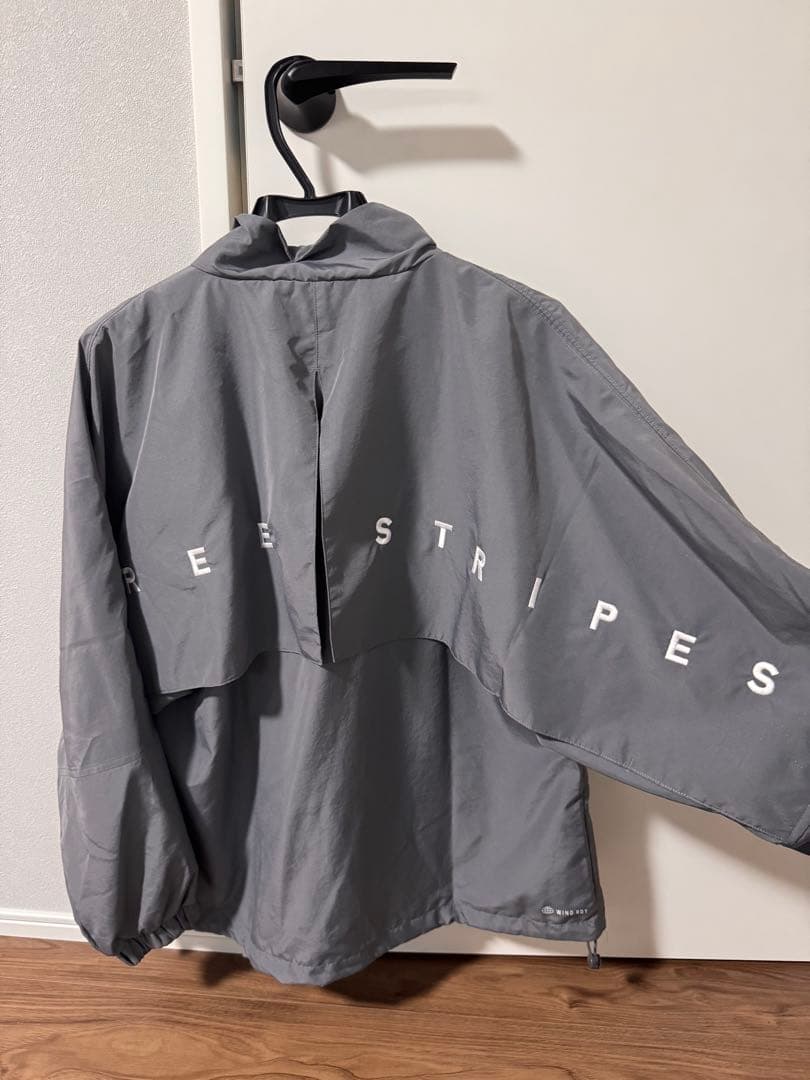 adidas グレー ウィンドブレーカー