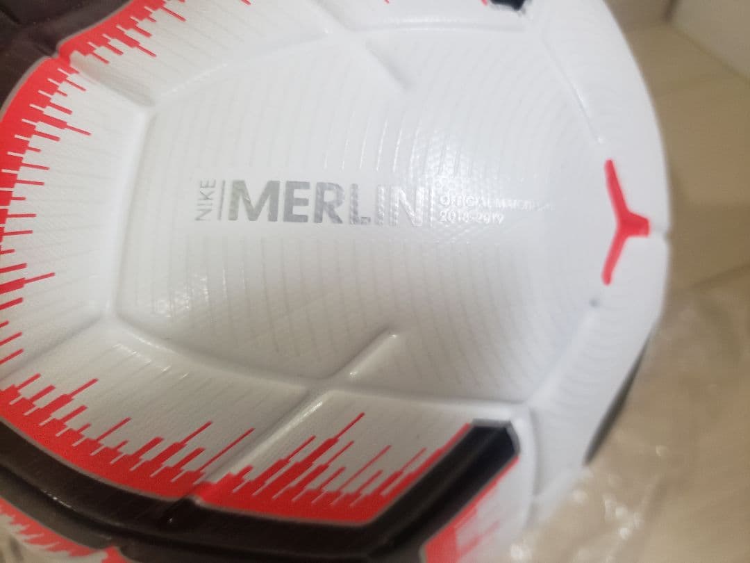 ナイキ　サッカーボール5号　MERLIN