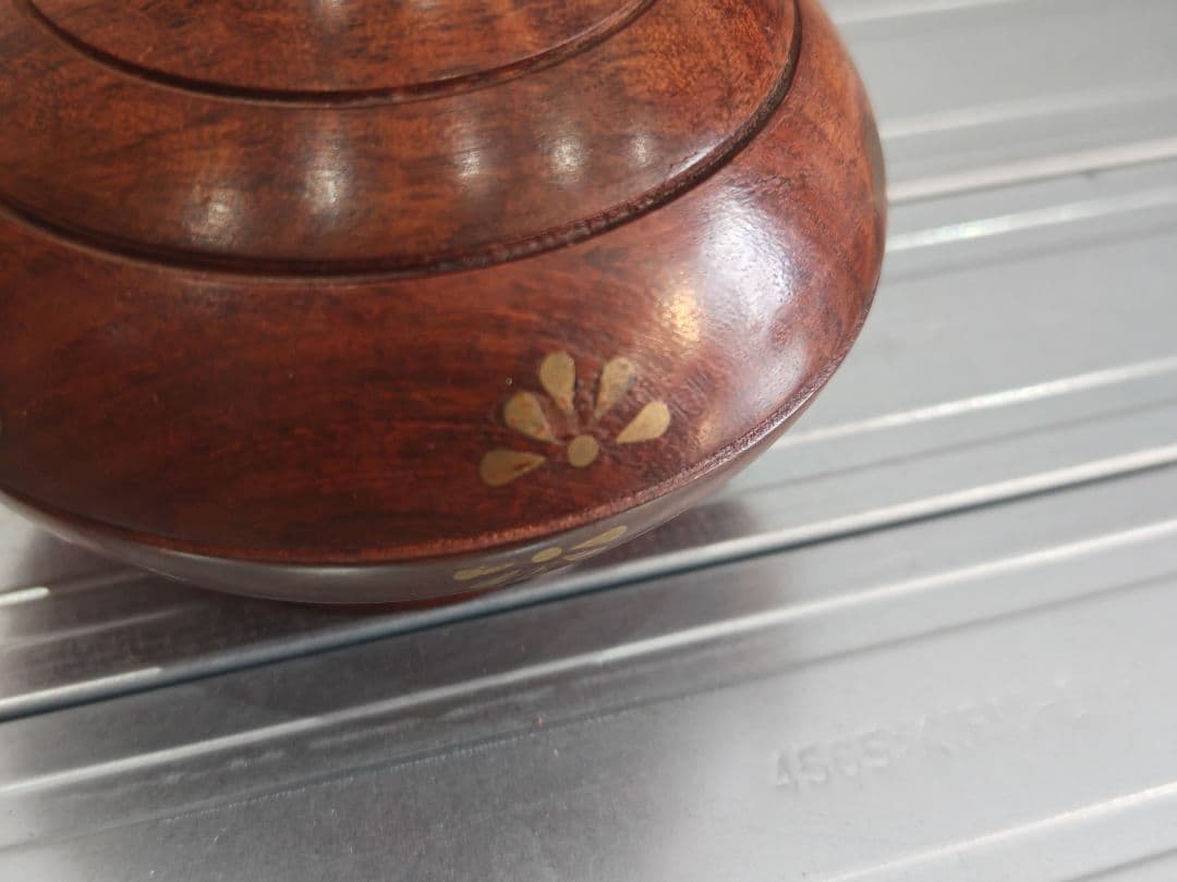 木製花器 金色の花模様