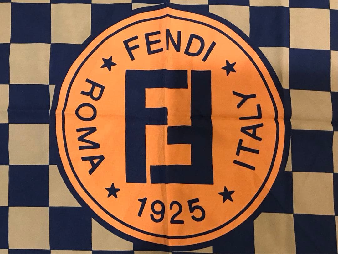 FENDI シルク100 大判　スカーフ　88cm x 88cm