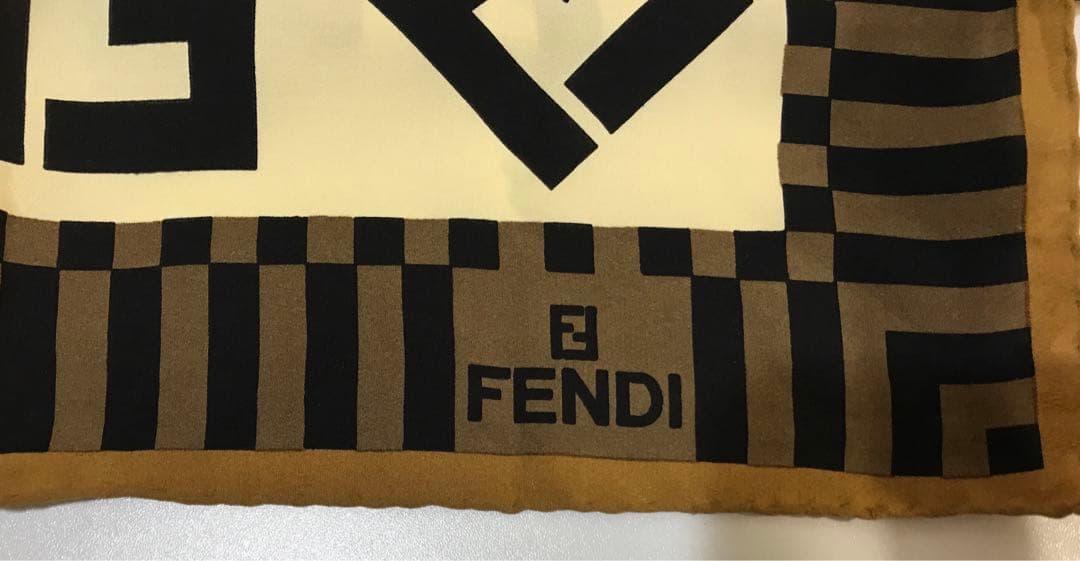 FENDI シルク100 大判　スカーフ　88cm x 88cm
