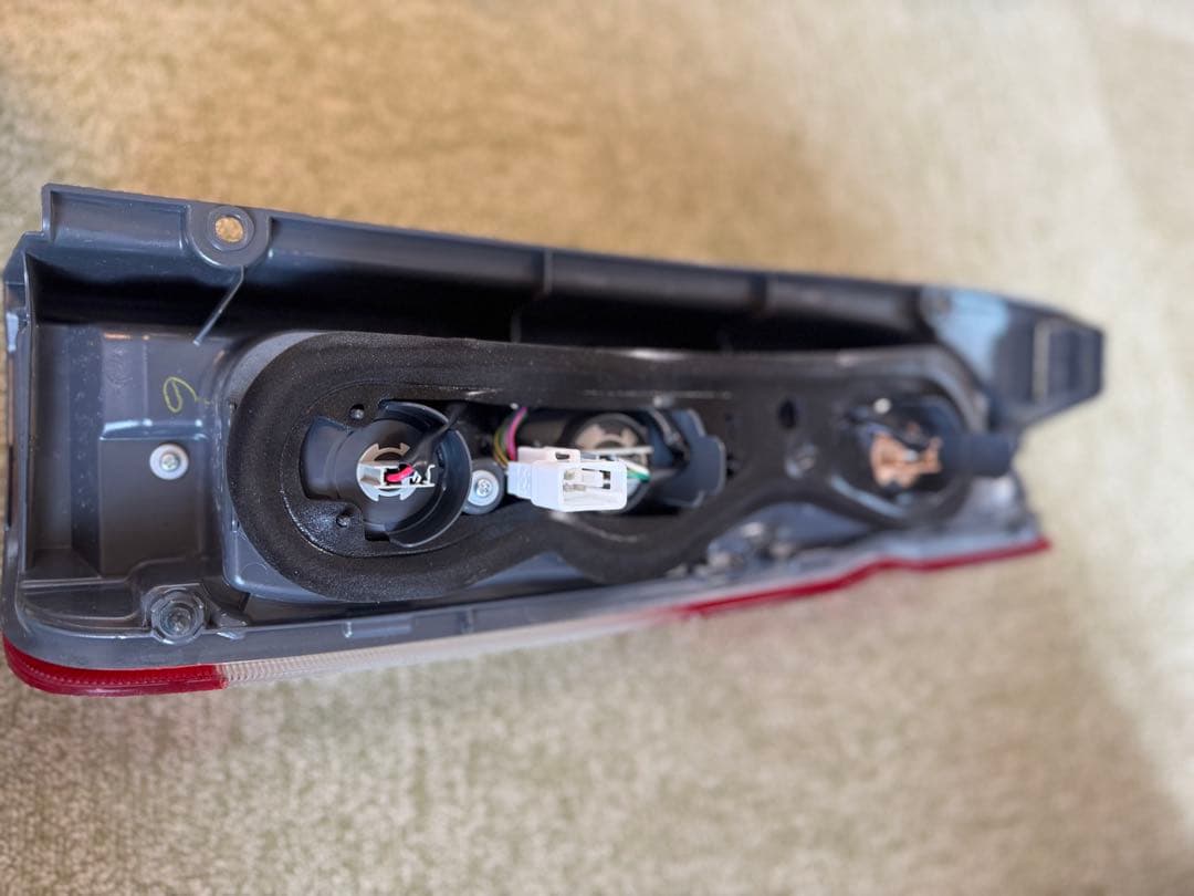 ハイエース 7型　純正テールランプ