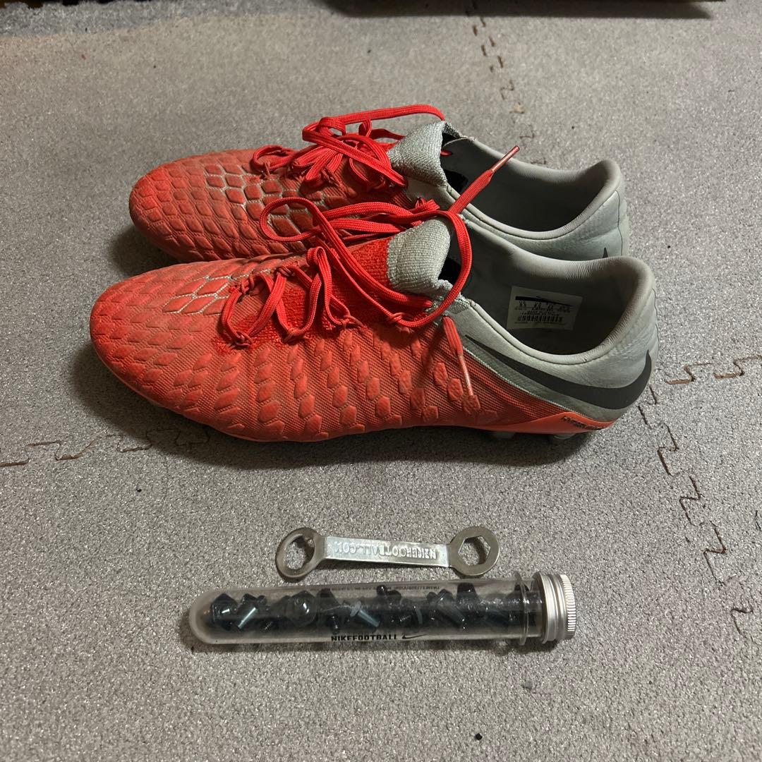 Nike スパイクシューズ 赤と灰色