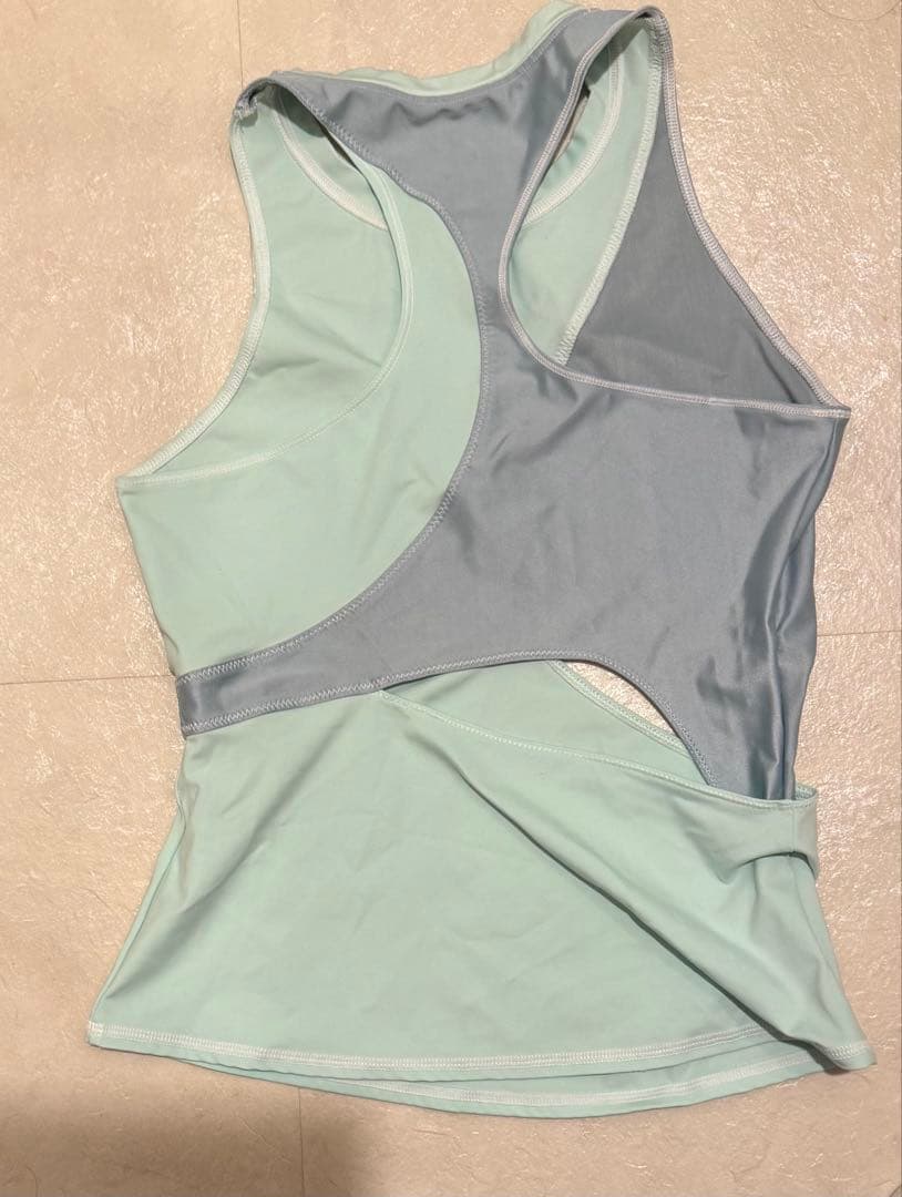 Nike アシンメトリック タンクトップとスカートセットアップ