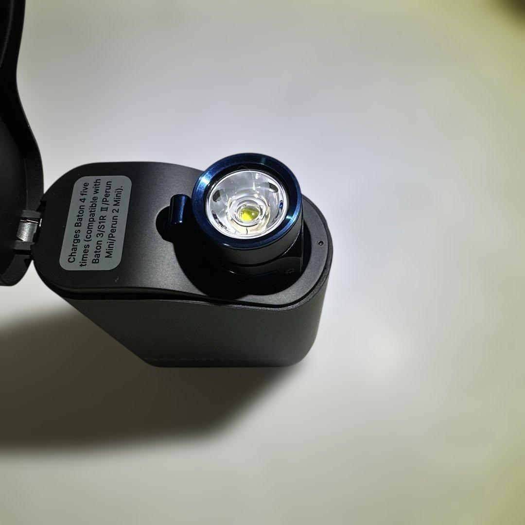 OLIGHT Baton 4 Premium Edition 懐中電灯