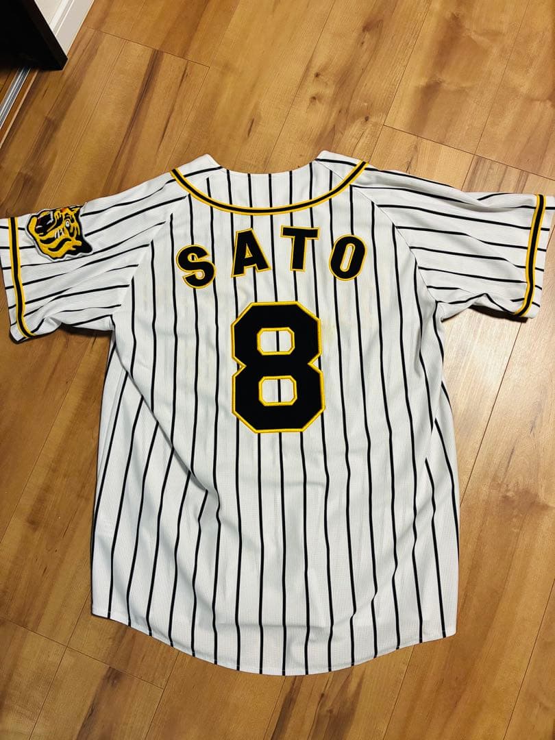 阪神タイガース　佐藤輝明　ユニフォーム 背番号8 Lサイズ