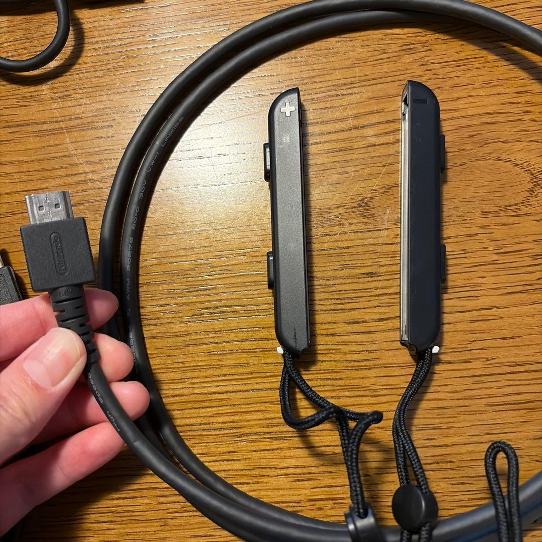 Nintendo Switch 本体 + Joy-Conコントローラー＋ケース付