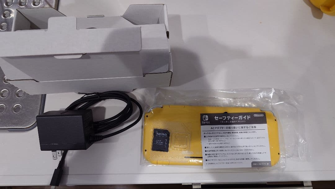 Nintendo Switch Liteイエロー　付属品完備　ケースSDカード付