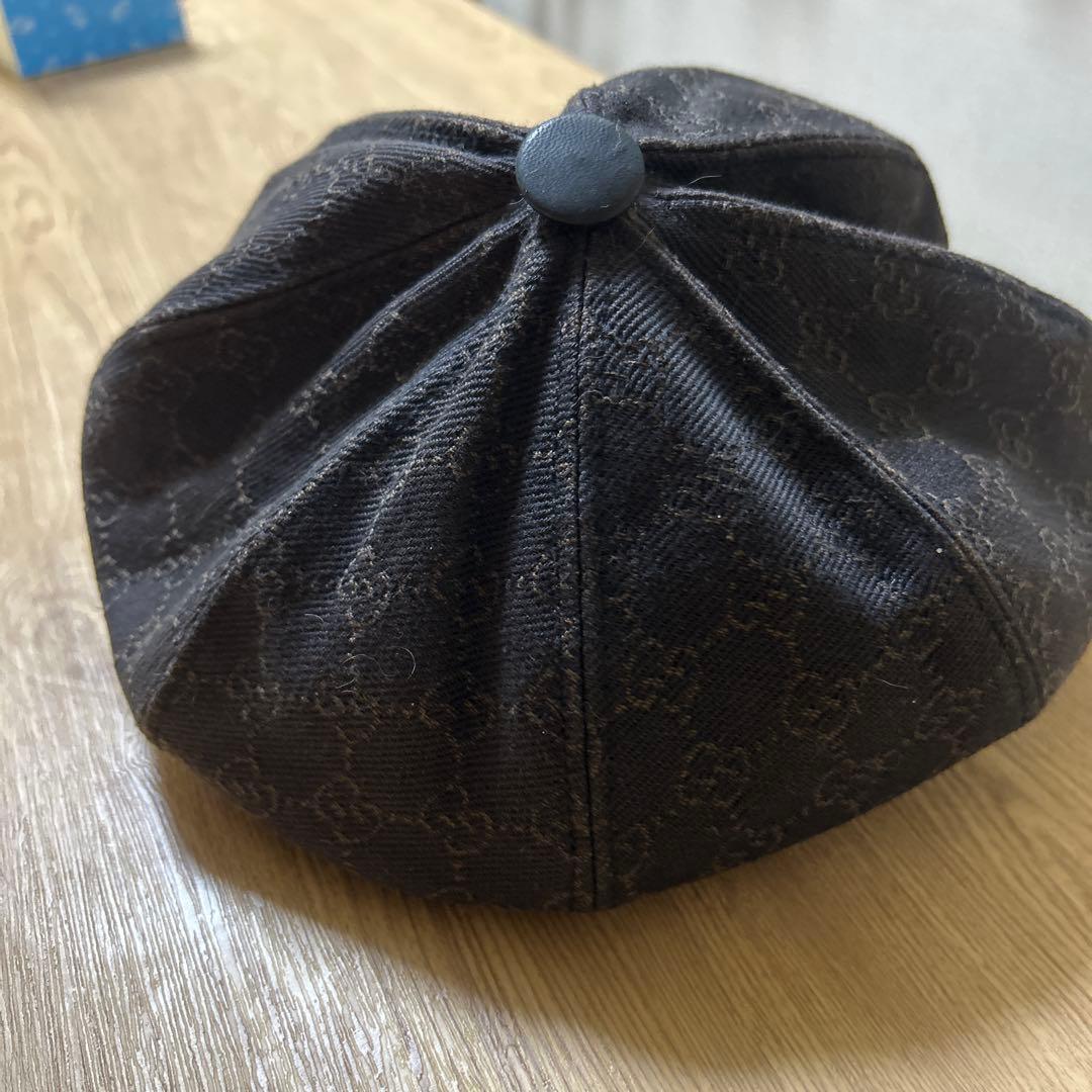 黒いロゴ入りバケットハット