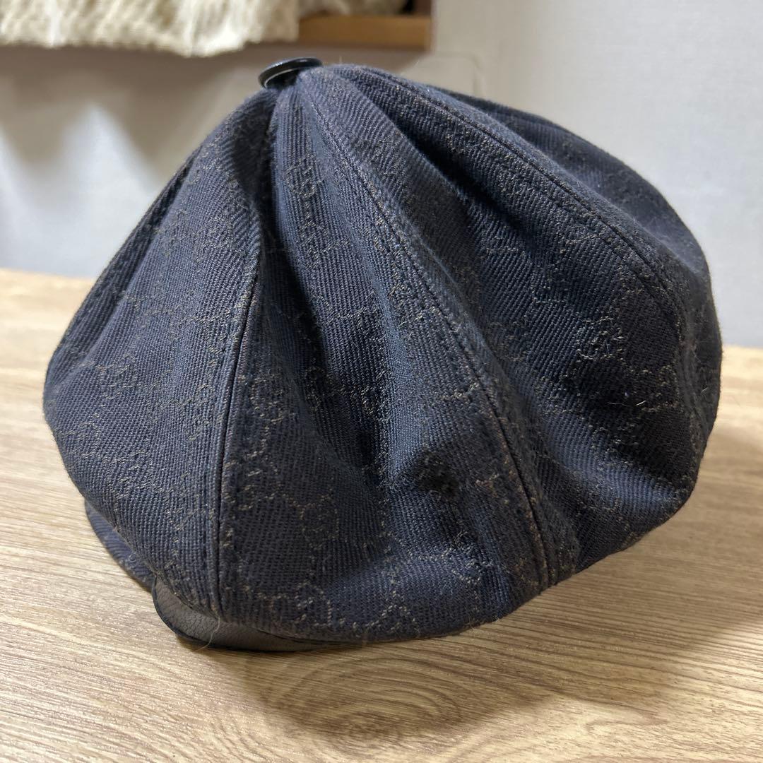 黒いロゴ入りバケットハット