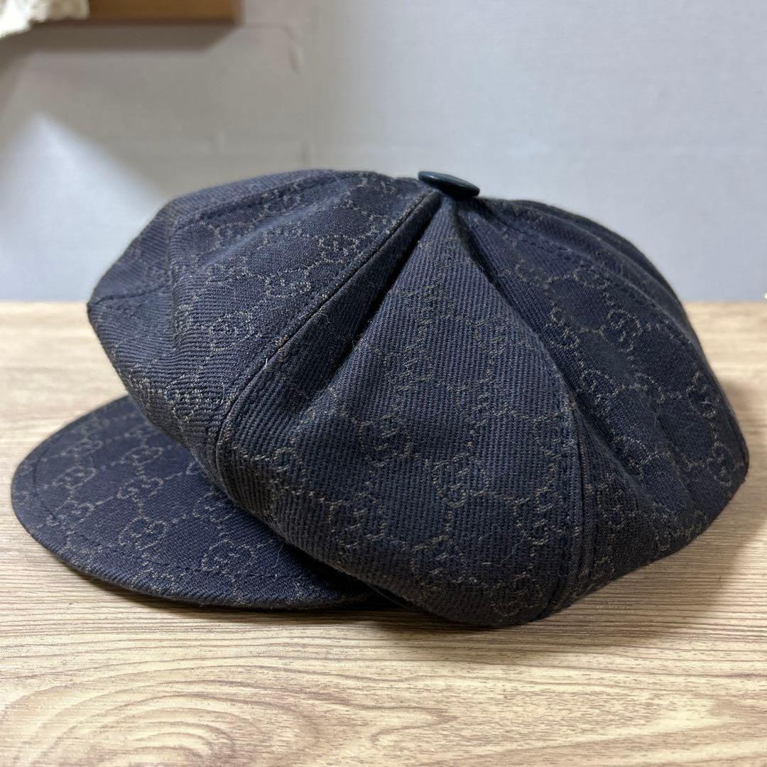 黒いロゴ入りバケットハット