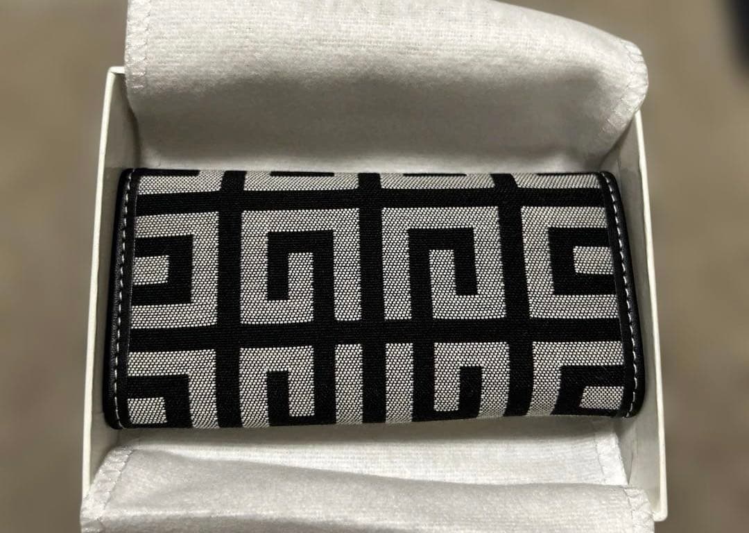 【新品】GIVENCHY ジバンシー 総柄 モノトーン キーケース