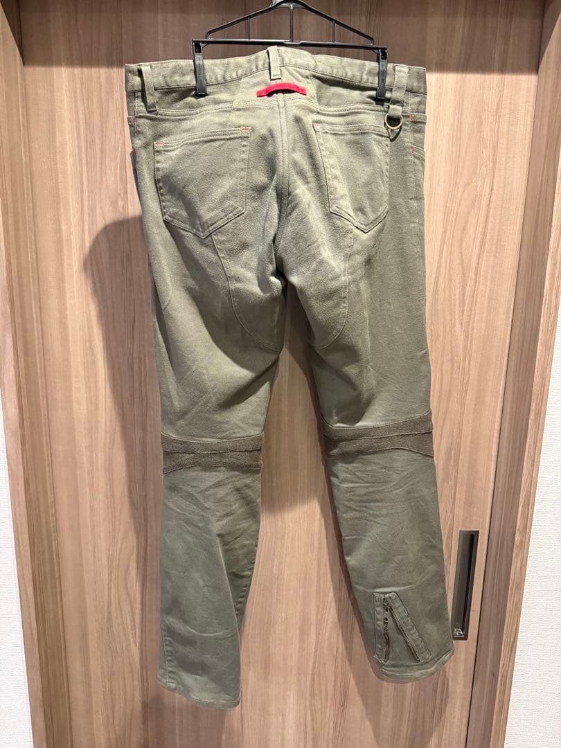 カーキ スリムフィットパンツ サイクリスト向け