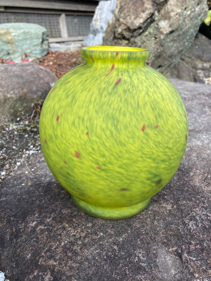 黄緑色の丸型花瓶