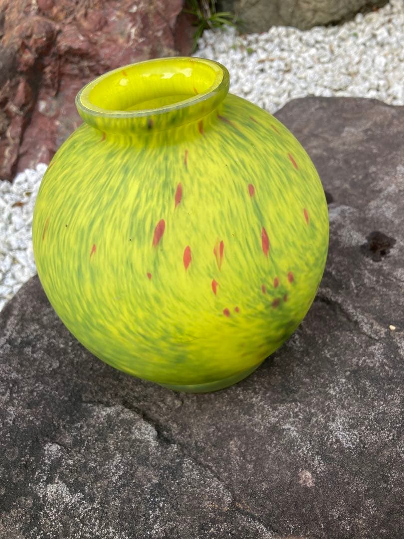 黄緑色の丸型花瓶
