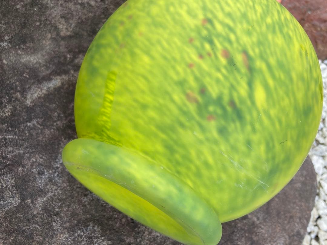 黄緑色の丸型花瓶