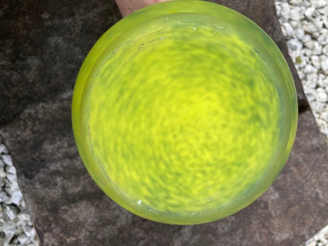 黄緑色の丸型花瓶