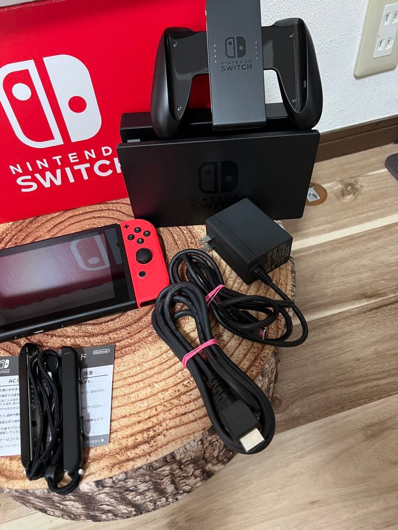 Nintendo Switch ニンテンドースイッチ本体　ネオンレッド