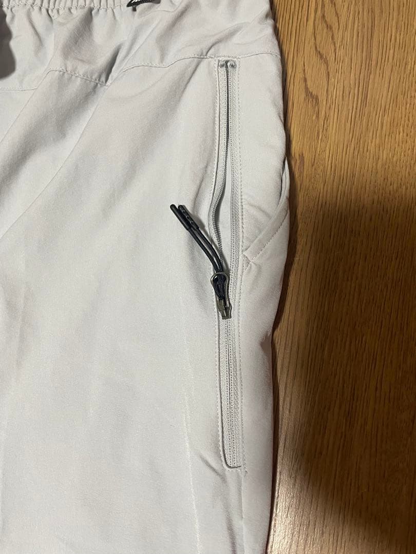 新品未使用　Mサイズ　Nike ライトグレー ジャージパンツ