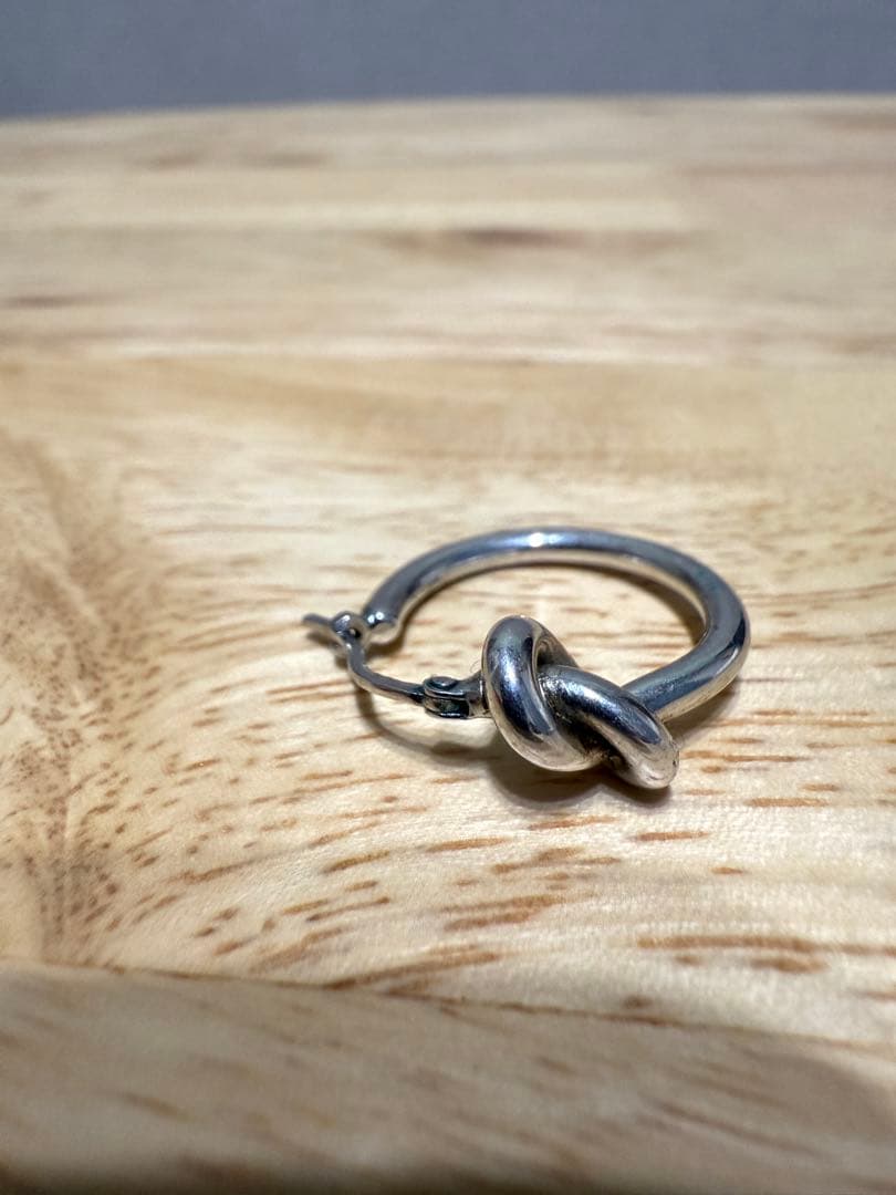 シルバー ノットデザイン フープピアス