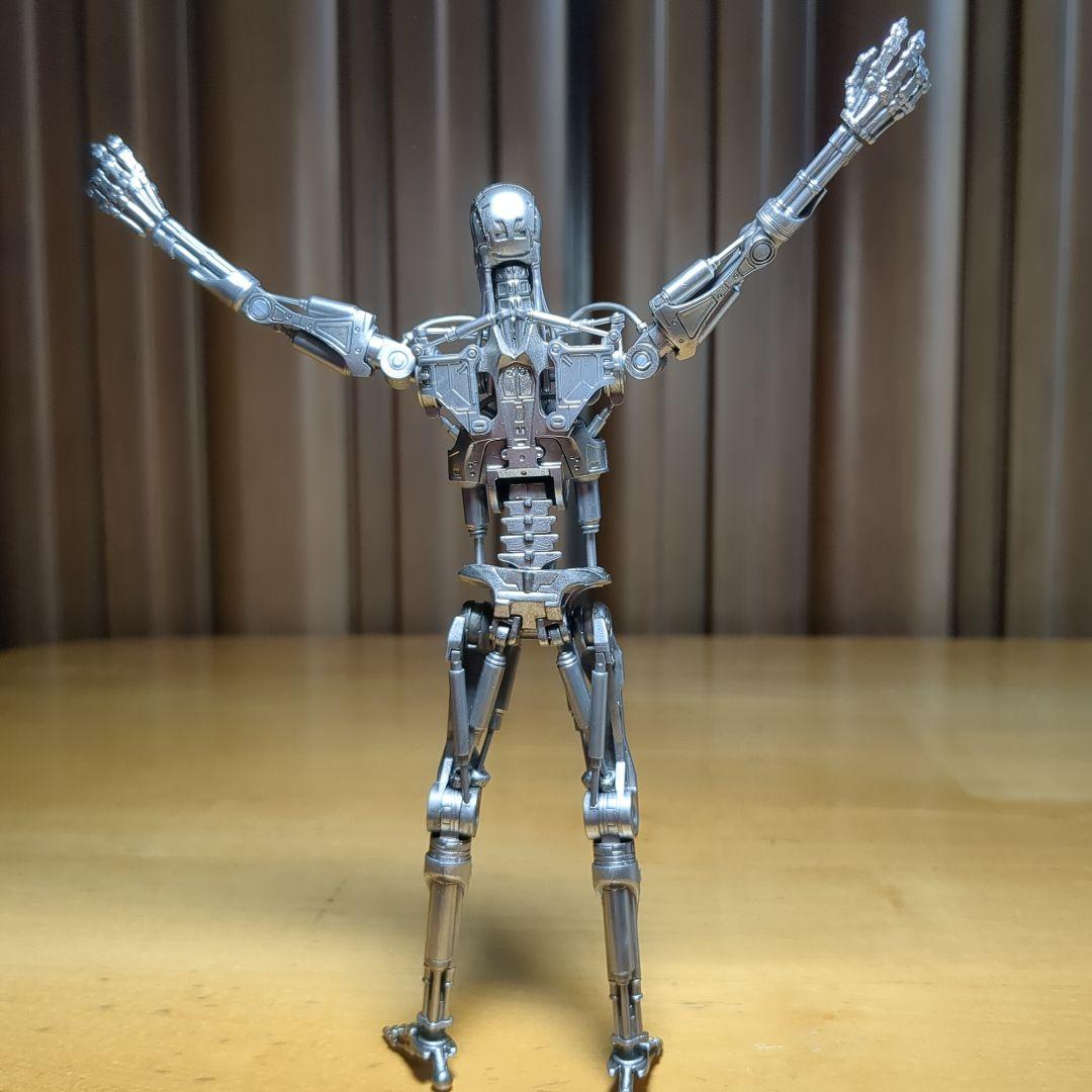 MAFEX No.206　ターミネーター2　T800(エンドスケルトン)