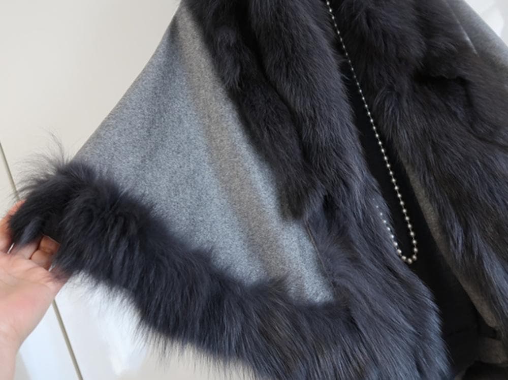 美品■FERRARA　ITARY製　/リアルファー付きポンチョ■■グレー系■