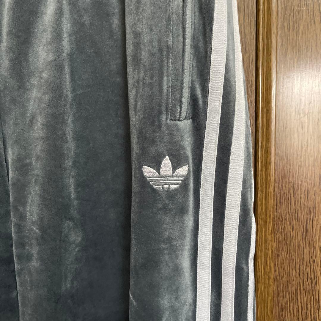 adidas トレフォイルロゴ　ベロアジャージパンツ グレー