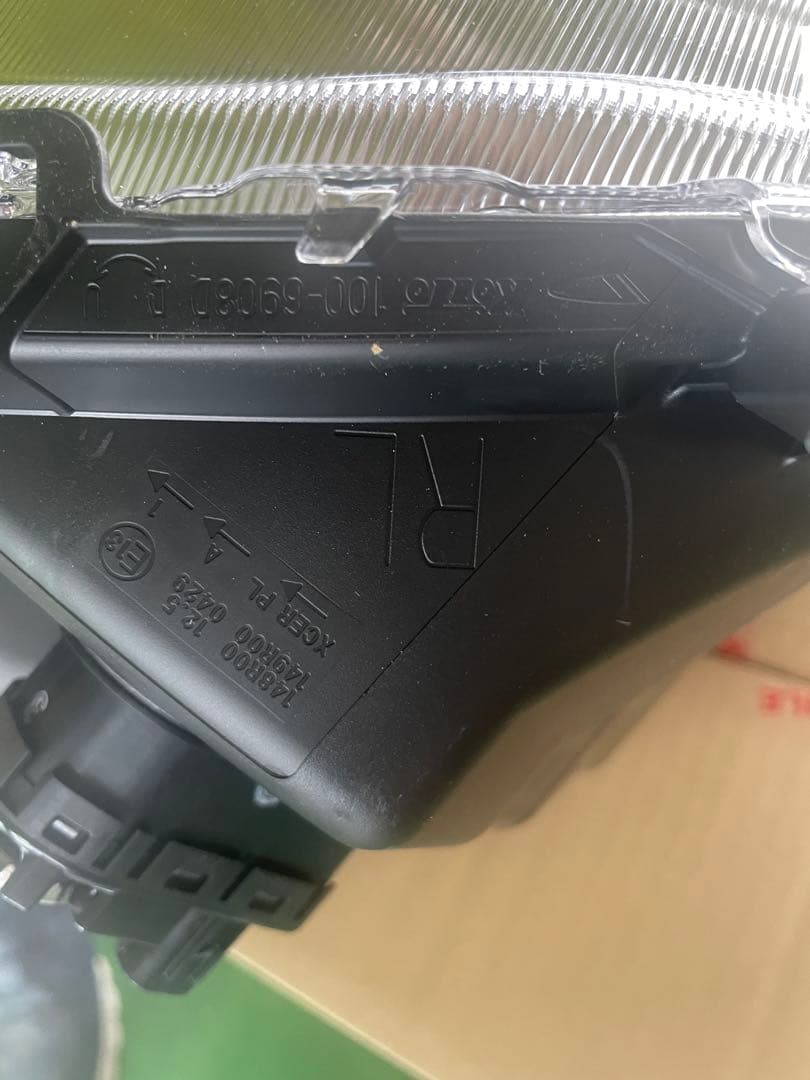 ダイハツ　ムーヴキャンバス　新品ヘッドライト左