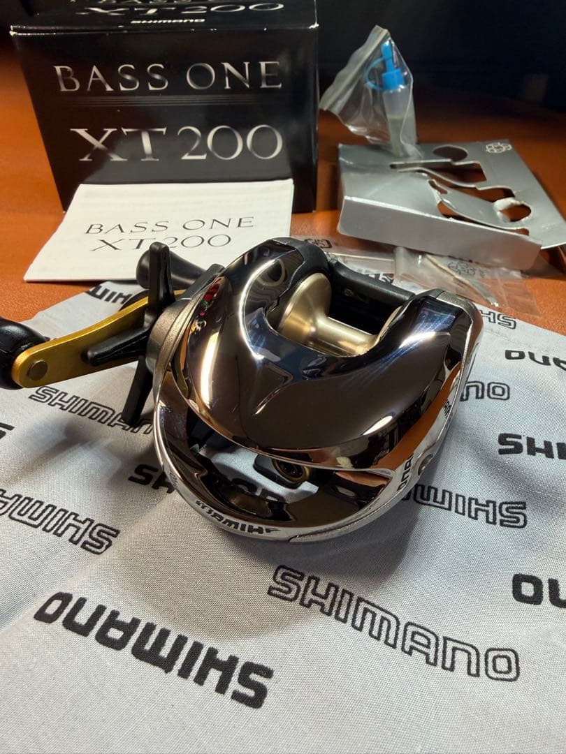 SHIMANO 04バスワンXT200　美品　箱あり　ベイトリール　右巻き
